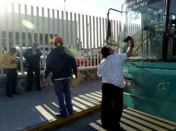 Un chofer borra el letrero del alza a la tarifa tras pasar revisión.  /