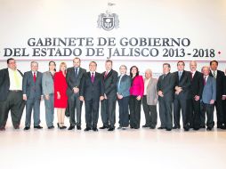 Arturo Zamora (al centro) en su calidad de secretario de gobierno, dio a conocer a los miembros del gabinete estatal que asume hoy. EL INFORMADOR /