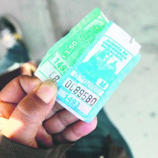 Pasajeros rehusan pagar tarifa de siete
