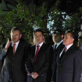 El nuevo gobernador pasa revista ante fuerzas de seguridad