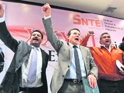 Respaldo. El nuevo secretario general del SNTE, Juan Díaz de la Torre (centro), reiteró su lealtad a Elba Esther Gordillo. EFE /