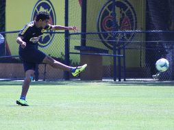 Raúl Jiménez practica los disparos a gol en el entrenamiento del América. MEXSPORT /