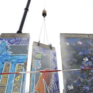 Manifestantes impiden demolición de tramo del Muro de Berlín