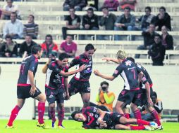 Los Tiburones festejan uno de los goles de la noche. EL INFORMADOR /
