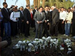 Autoridades egipcias realizan un homenaje a la víctimas, en el sitio del accidente. AP /