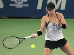 La estadounidense Bethanie Mattek-Sands regresa un tiro a Anastasia Pavlyuchenkova durante la final de tenis en Malasia. EFE /