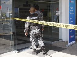 La policía acudió a las sucursales bancarias para atender el reporte de robo y la manipulación de un cajero automático.  /