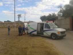 Peritos del Instituto Jalisciense de Ciencias Forenses se hacen cargo del levantamiento del cuerpo.  /