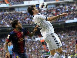 El centrocampista del Real Madrid ''Kaká'' (d) pelea un balón con el defensa del Barcelona Daniel Alves. EFE /