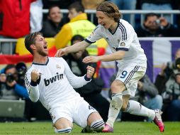 Sergio Ramos (izq) celebra su anotación al lado del croata, Luka Modric. El Real Madrid gana 2-1 al Barcelona. AFP /