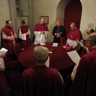 Ratzinger entrega el anillo del Pescador para que sea anulado