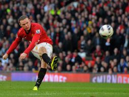 Wayne Rooney del ManU anota el cuarto gol al Norwich. AFP /
