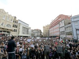 Cientos de miles de portugueses llenaron  el centro de la capital en el inicio de las marchas. AFP /