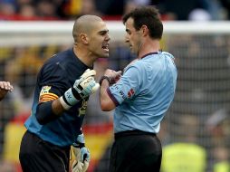 Momento en el que Víctor Valdes reclama de manera airada al árbitro Pérez Lasa. EFE /