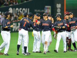 Los jugadores de Japón se felicitan luego de lograr su primer tirunfo en el Clásico Mundial de Beisbol. AFP /