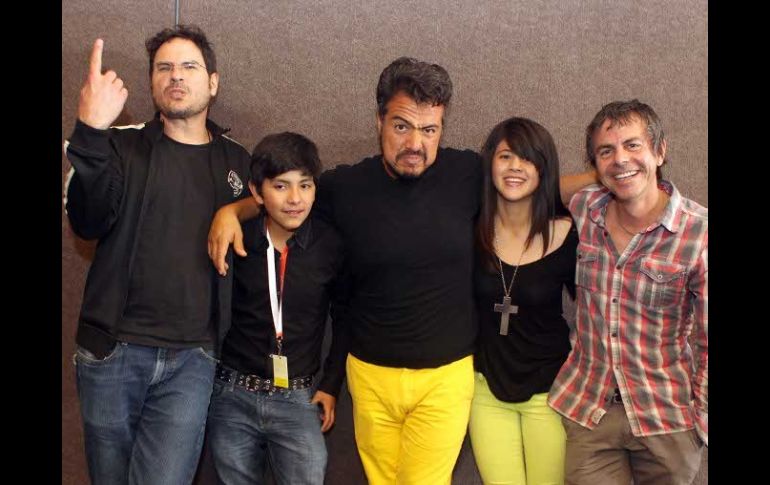 Carlos Cuarón (i) muestra su segundo trabajo como director, luego de filmar ''Rudo y Cursi''.  /