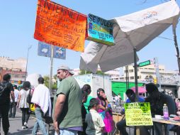 Pásele. Ellos ofrecen internet “gratis” en los celulares, están en el Centro de la ciudad y se anuncian con cartulinas de colores fluor  /