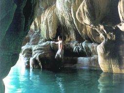 Historia. Las paredes de roca caliza horadadas por siglos dan forma al Puente de Dios en el Río Tamazopo en San Luis Potosí.  /