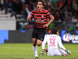 Omar Bravo vulve a ser el hombre clave en la victoria del Atlas al anotar un gol.  /