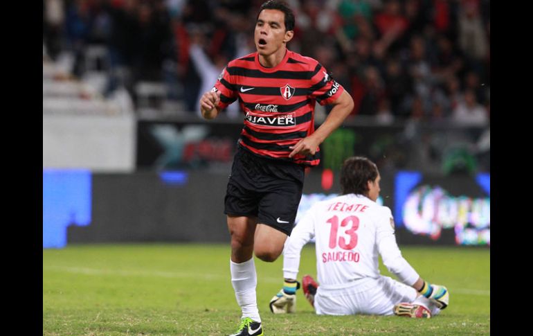 Omar Bravo vulve a ser el hombre clave en la victoria del Atlas al anotar un gol.  /