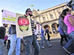 Manifestantes frente a la Presidencia Municipal de Guadalajara, rumbo a Plaza de Armas. EL INFORMADOR /