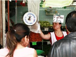 El IVA en alimentos y medicinas se reflejaría en una mayor recaudación, pero también en mayor gasto para los ciudadanos. ARCHIVO /
