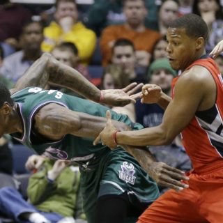 Ellis da el triunfo a los Bucks en tiempo extra