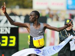 A partir del kilómetro 15, Kipruto se adueña de la carrera y gana con autoridad. AFP /