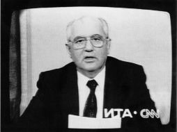 Mijaíl Gorbachov durante su histórica aparición televisiva el 25 de diciembre de 1991. ARCHIVO /