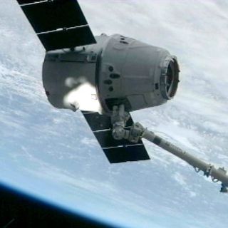 Cápsula privada Dragon llega a la EEI con suministros