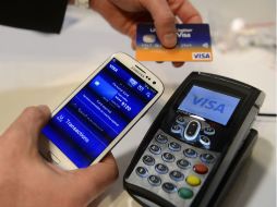 La tecnología móvil es una componente clave para promover la inclusión financiera. AP /