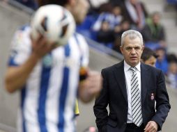 Javier Aguirre (der) se nota tranquila por el paso de su equipo en la liga española. EFE /