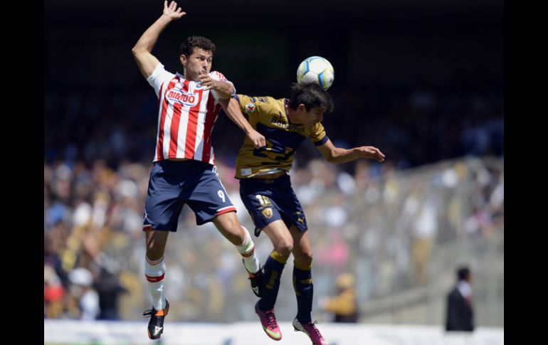 Miguel Sabah (izq) tuvo el gol de la victoria de Chivas en el último minuto del partido. AFP /