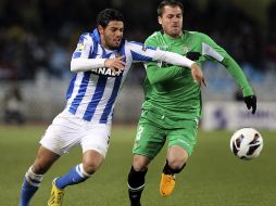 Carlos Vela (izq) sigue anotando para la Real y llega a 12 goles en la temporada. EFE /