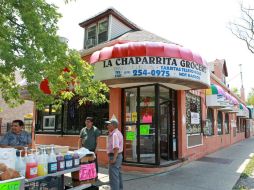 Exterior de un negocio latino en la ciudad de Chicago. ARCHIVO /