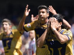 Los jugadores de Pumas no podían creer que se les anuló un gol que le ponía en ventaja ante Chivas. EFE /