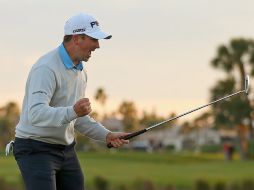 Michael Thompson estalla en júbilo al embocar el último tiro del torneo. AFP /