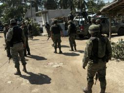 Elementos del Ejército Mexicano y personal de la PGJE realizan investigaciones en el lugar. ARCHIVO /