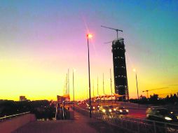 La Torre Cajasol. La obra del argentino César Pelli permanece detenida en la Isla de la Cartuja, España. ESPECIAL /