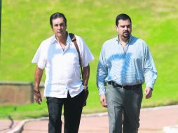¿Sucesor?. Víctor Flores Cosío (derecha) camina con el técnico Tomás Boy, al final de una práctica. EL INFORMADOR /