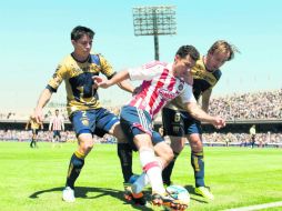 Miguel Sabah, quien es marcado por dos defensas de la UNAM, fue quien anotó para el Rebaño. MEXSPORT /