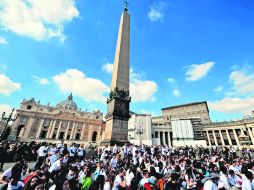 Cientos de turistas esperaron, con resultado negativo, la aparición de Benedicto XVI para la celebración del Angelus. AFP /