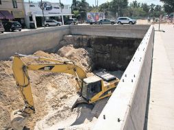 Otro retraso.  El paso a desnivel en Juan Palomar y Arias, al cruce con Inglaterra que debió concluir en enero. EL INFORMADOR /