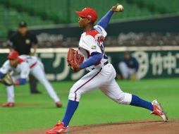 Danny Betancourt lanza cuatro entradas sin permitir anotación. AFP /