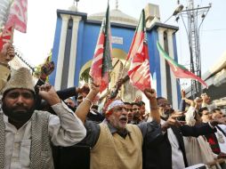 Varios musulmanes chiíes gritan eslóganes durante una manifestación para condenar el atentado en Karachi. EFE /