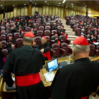 Participan 142 cardenales en primera reunión del ''pre-Cónclave''
