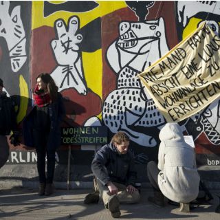 Ciudadanos montan guardia en Muro de Berlín