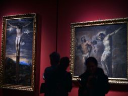 La exposición discurre en penumbra a lo largo del palacio dando protagonismo a las pinturas. AFP /