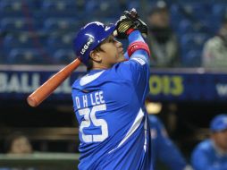 Dae Ho Lee pega tres imparables y marca una carrera durante el juego. AP /