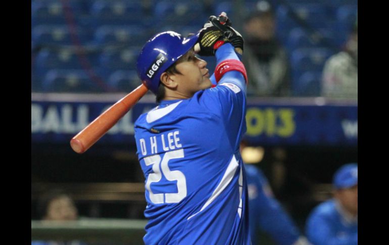 Dae Ho Lee pega tres imparables y marca una carrera durante el juego. AP /